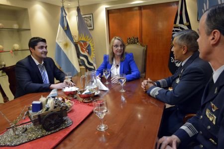 Alicia recibió el saludo protocolar del nuevo Jefe de la Base Aérea Militar Río Gallegos