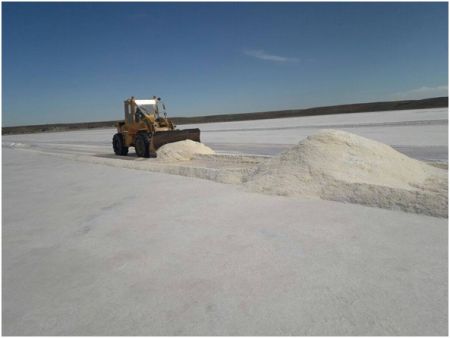 Comenzó la cosecha de sal para el mantenimiento de las rutas en la Temporada Invernal