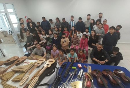 Educación hizo entrega de instrumentos a la Orquesta Latinoamericana del San Benito