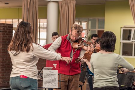 Comenzó el seminario de cuerdas a estudiantes y profesores de orquestas de la provincia