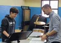 Capacitan a docentes y estudiantes de la Escuela Re Si en instrumentos de percusión