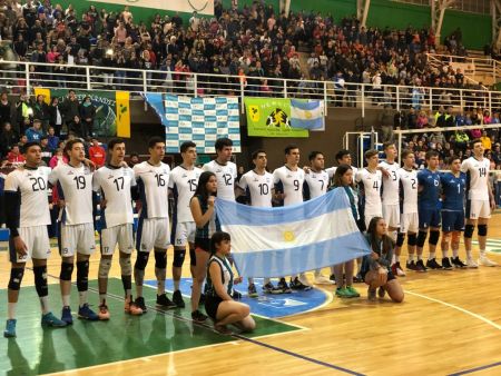 Multitudinaria convocatoria de la comunidad en el partido Argentina vs Brasil