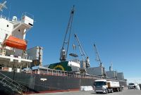 El puerto de Puerto Deseado trabaja en su segundo operativo de exportación de cemento