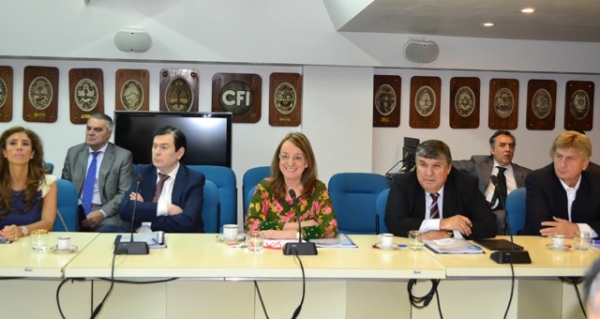 Gobernadores y legisladores del PJ reclamaron en el CFI una urgente reunión con Macri para resolver la restitución del 16.9% de la Coparticipación para todas las provincias.