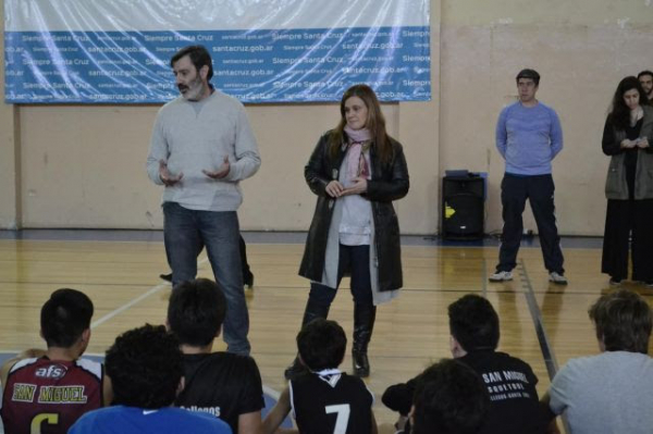 Jóvenes deportistas que participan de los juegos Evita presenciarán el debut del Hispano