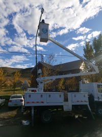 28 de Noviembre: Servicios Públicos instala luminaria en Rospentek Aike